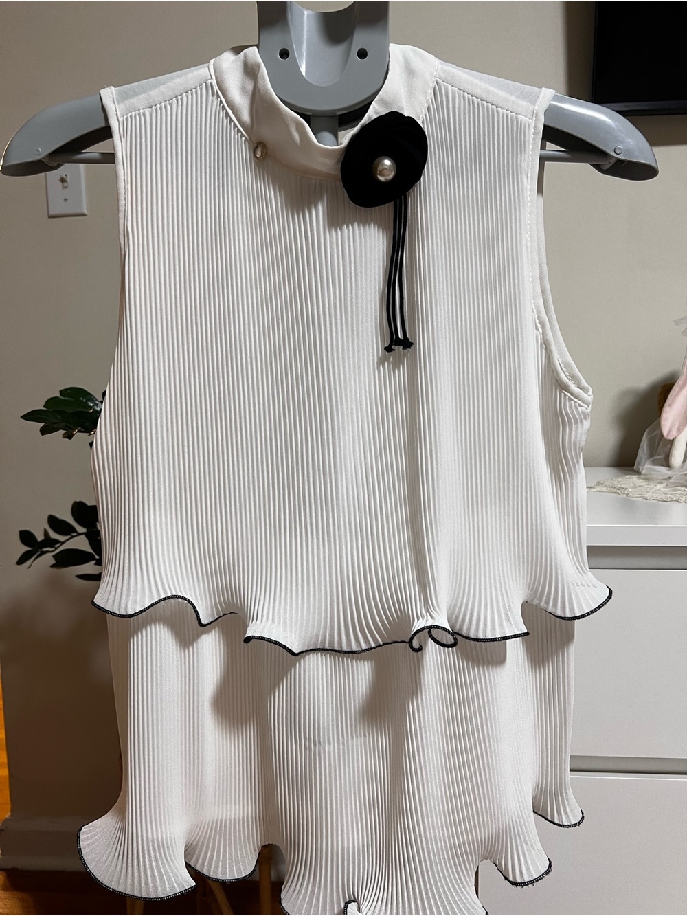 Rinascimento Made in Italy Pleated Sleeveless Blouse |White Ruffle Top|Size M